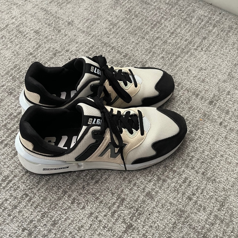 Women’s new balance sneakers